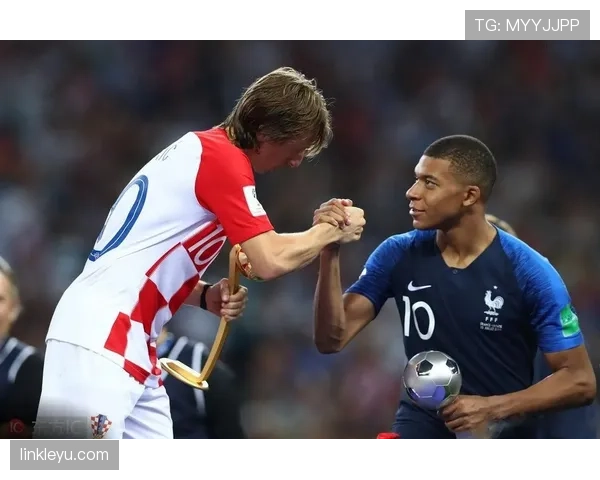 恩佐与莫德里奇的中场组织能力差距：节奏掌控的核心机制解析