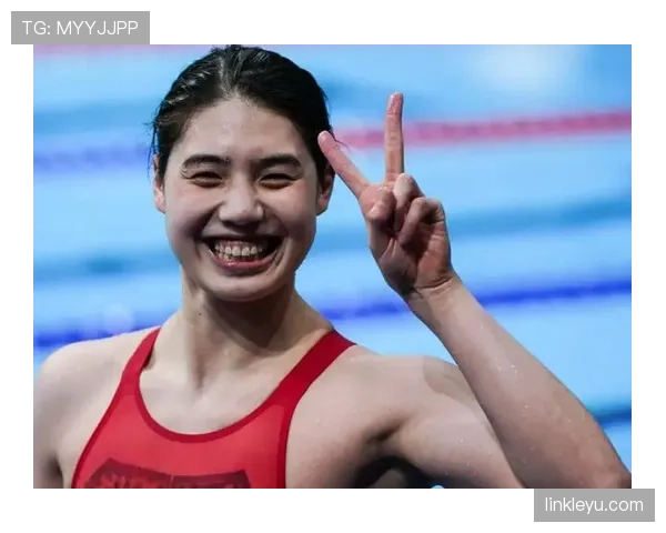 张雨霏又发照，泳衣还着身上妆和包像要走红毯，普通人的午饭瞬间没存在感